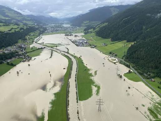 Luftaufnahme des &uuml;berfluteten Salzachtals im Oberpinzgau