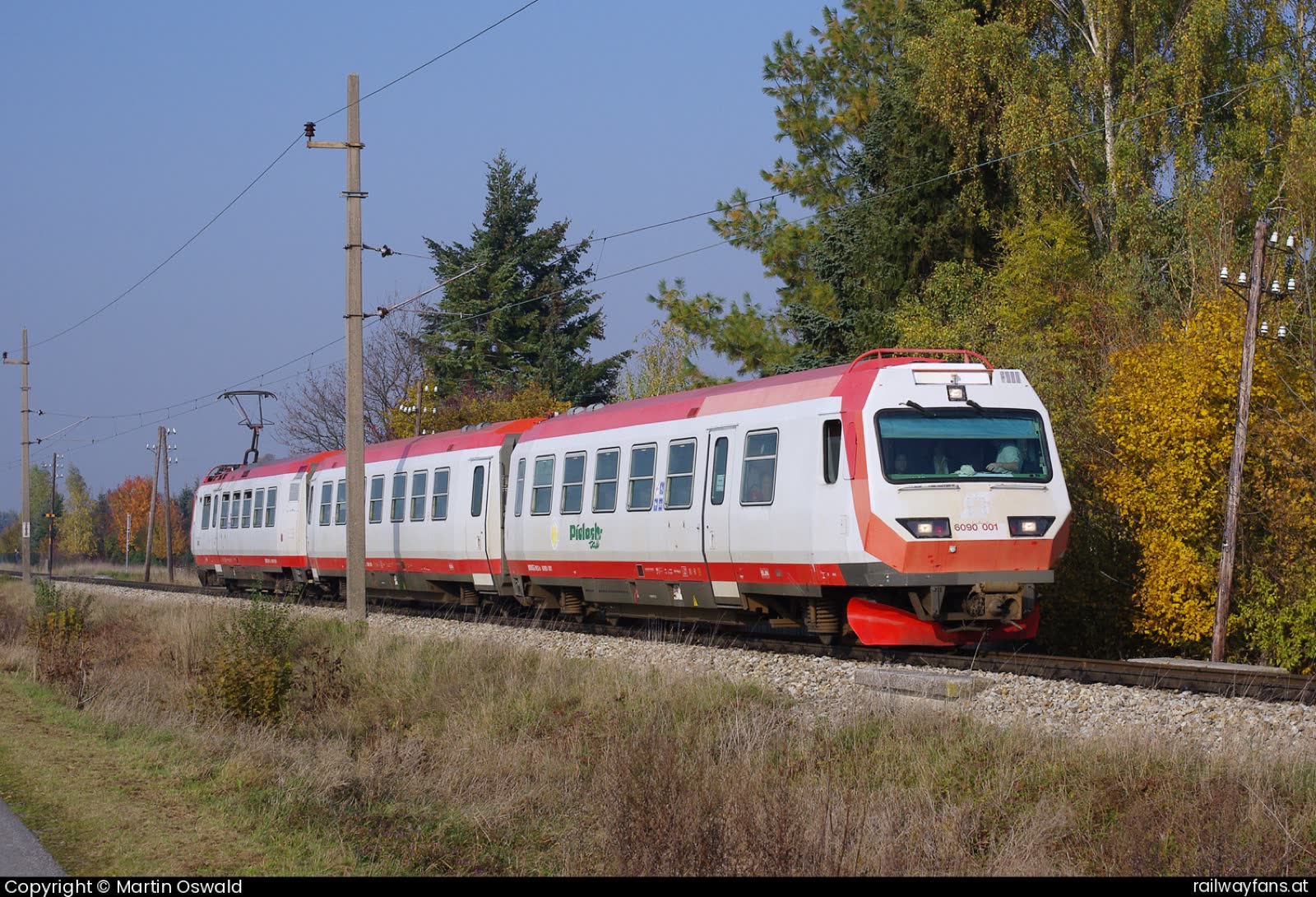 Triebwagen 6090 der Mariazellerbahn unter der Oberleitung
