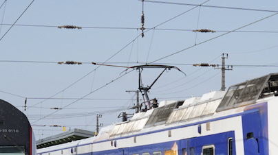 Triebwagen mit gehobenem Stromabnehmer unter der Oberleitung